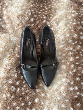 Paar Black Heels